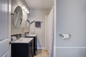 Shower, towels, soap, shampoo - Tech Terrace Terrain: 3/3 right across from TTU (Lubbock)