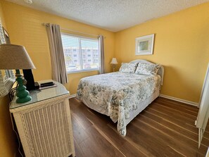 Huis, meerdere bedden, balkon, uitzicht op oceaan (Gulf Shores Plantation 1106) | 2 slaapkamers, individueel gedecoreerd, individueel gemeubileerd