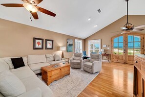 Living area - Club Paradise (Orange Beach)