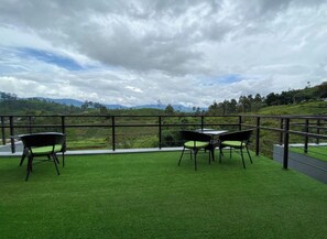 Outdoor dining - La Casa Lindula (Thalawakale)