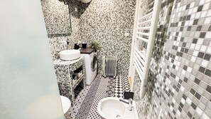 Dusche, Haartrockner, Bidet, Handtücher
