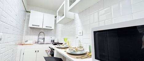 Kühlschrank, Mikrowelle, Herdplatte, Kochgeschirr/Geschirr/Besteck