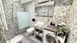 Dusche, Haartrockner, Bidet, Handtücher