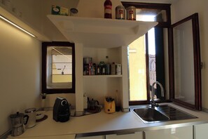 Kühlschrank, Mikrowelle, Ofen, Herdplatte