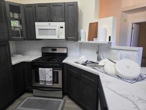 Réfrigérateur, micro-ondes, plaque de cuisson, lave-vaisselle