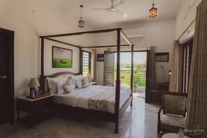 5 bedrooms, desk, iron/ironing board, WiFi