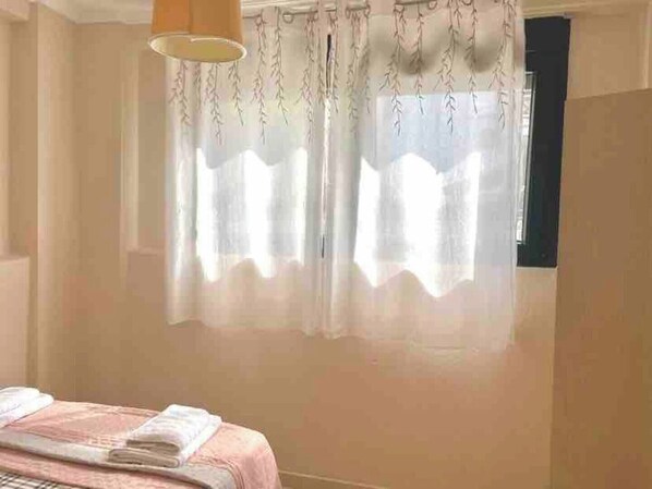 1 habitación, tabla de planchar con plancha, wifi y ropa de cama 