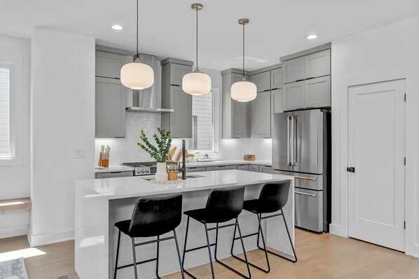 Fridge, microwave, oven, stovetop - Modern 4-bedroom house Downtown Raleigh Skyline Views (Raleigh)