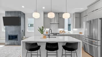 Geladeira, micro-ondas, fogão, cooktop
