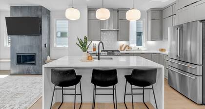 Modern 4-bedroom house Downtown Raleigh Skyline Views