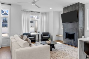 Smart TV, fireplace