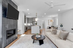 Smart TV, fireplace
