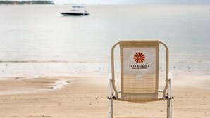 Una silla de playa con un cartel que dice "ECO RESORT PRAIA DOS CANHARES".