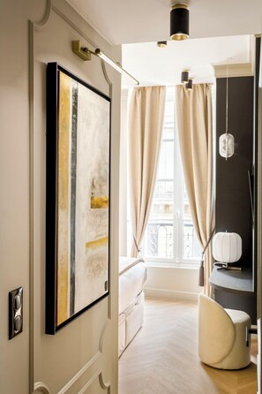 3 chambres, bureau, fer et planche à repasser, lit de bébé portatif