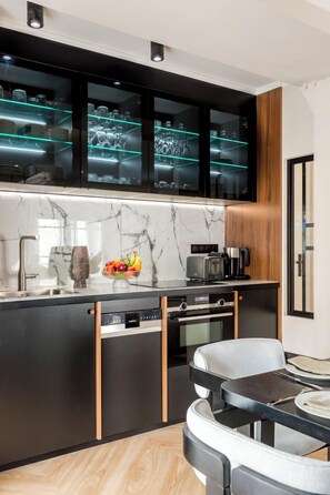 Frigorifero, microonde, forno, piano cottura