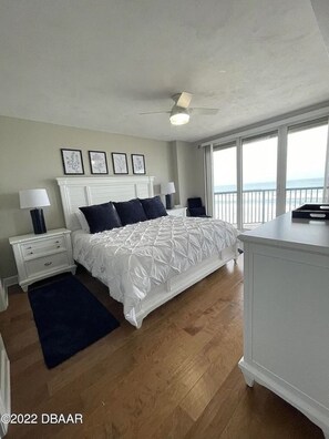 4 室のベッドルーム、セーフティボックス (室内)、デスク、WiFi