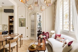 Smart TV - Merveil - Signature Suite-Champs Elysees- Marignan (Paris)