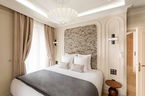 2 sovrum, skrivbord, strykjärn/strykbräda och resesäng