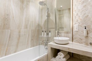 Hair dryer, towels - Merveil - Signature Suite - Marais -Turbigo III (Paris)
