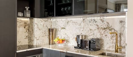 Geladeira, micro-ondas, fogão, cooktop