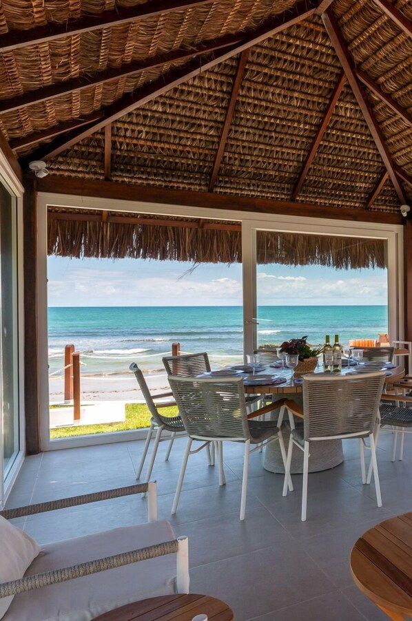 Outdoor dining - 4 Bedroom House on the Seaside of Carneiros with Private Pool and Cooking Service (Tamandaré)