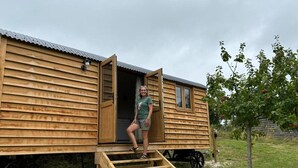 A wooden mobile home with a ramp leading to the entrance. - Owls Nest - Alfriston East Sussex (Polegate)