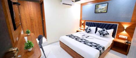 Deluxe-Doppelzimmer, Stadtblick | 1 Schlafzimmer, Zimmersafe, kostenloses WLAN, Bettwäsche