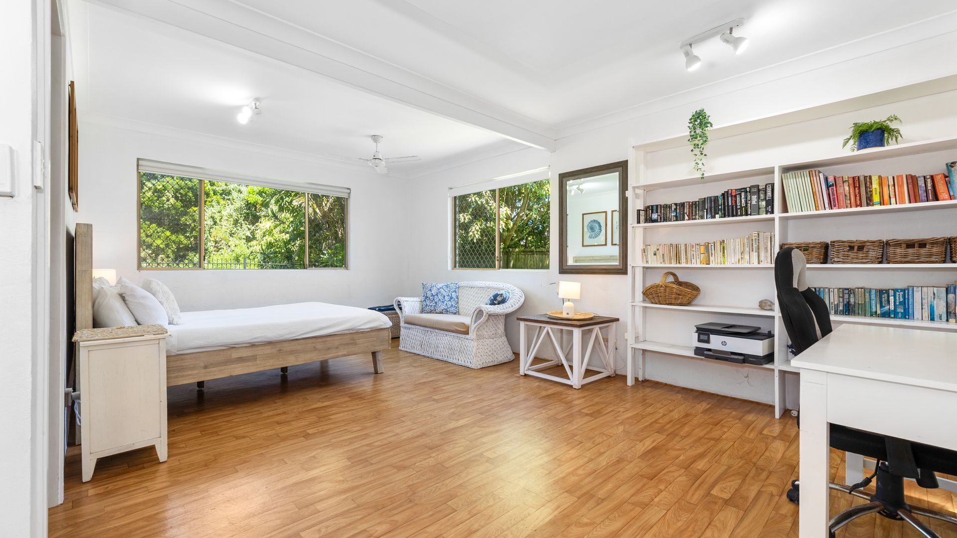 4 habitaciones, escritorio, tabla de planchar con plancha y wifi 