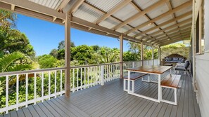 Outdoor dining - Classic Beach House on Surfside - Pet Friendly (Pottsville)