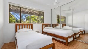 4 Schlafzimmer, Schreibtisch, Bügeleisen/Bügelbrett, WLAN