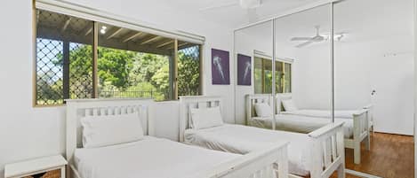 4 habitaciones, escritorio, tabla de planchar con plancha y wifi