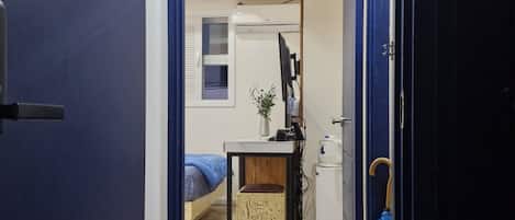 Basic Double Room | Desk, laptop workspace, soundproofing, free WiFi