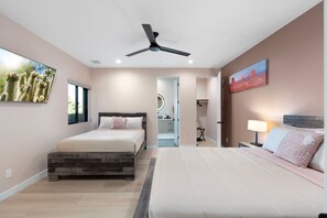 4 bedrooms, desk, iron/ironing board, travel cot - New Build Views hot tub and Deck (Sedona)
