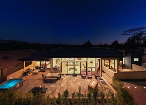 Outdoor dining - New Build Views hot tub and Deck (Sedona)