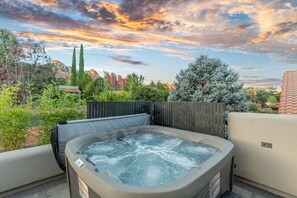 Outdoor spa tub - New Build Views hot tub and Deck (Sedona)