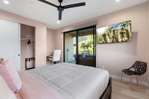 4 bedrooms, desk, iron/ironing board, travel crib - New Build Views hot tub and Deck (Sedona)