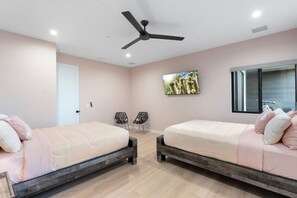 4 bedrooms, desk, iron/ironing board, travel crib - New Build Views hot tub and Deck (Sedona)