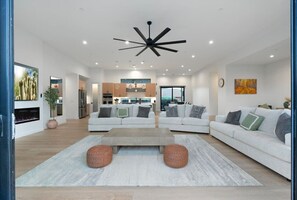 Smart TV, chimenea, futbolito y tenis de mesa 