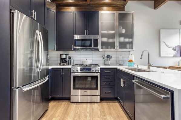 Refrigerador, microondas, horno, placa de cocina