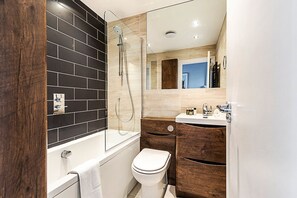 Douche, séchoir à cheveux, serviettes fournies