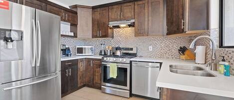 House, Multiple Beds, Pool Access, Pool View (Aurora Oasis) | Private kitchen