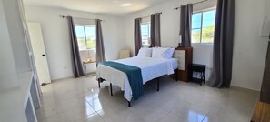 3 chambres, bureau, fer et planche à repasser, lit parapluie