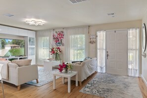 Smart TV, fireplace, books, computer monitors - Private swimming pool, nearby beach, fishing, kayaking, boat ramp down the road. (Crystal River)