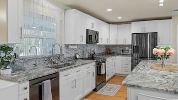 Geladeira, micro-ondas, fogão, cooktop