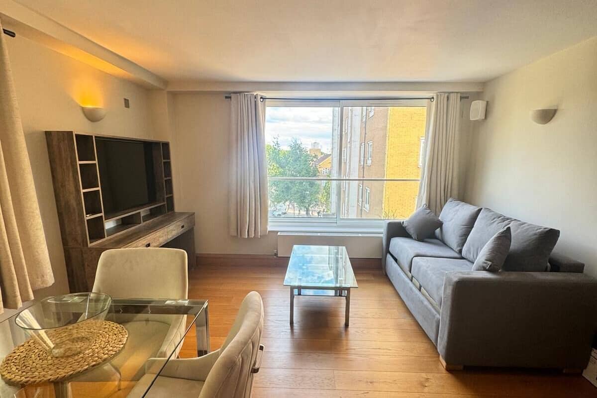 1 habitación, caja de seguridad en la habitación y escritorio