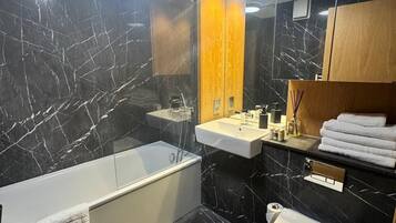 Duschwanne, kostenlose Toilettenartikel, Haartrockner, Handtücher