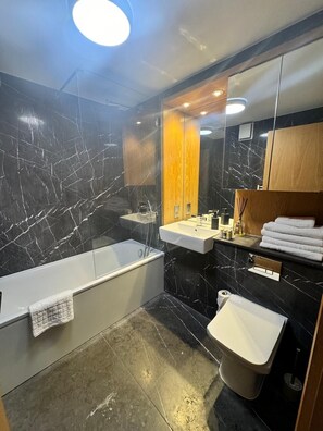 Combined shower/tub, free toiletries, hair dryer, towels - Westwood House (London)