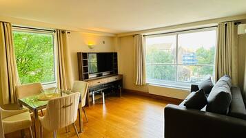 Superior-Apartment | Wohnbereich | Fernseher