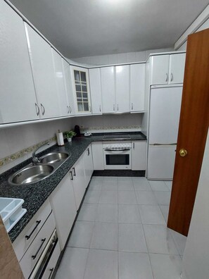 Kylskåp, mikrovågsugn, ugn och spishäll