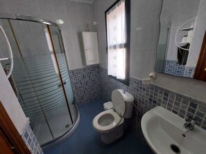 Hårføner, bidé, håndklær og såpe